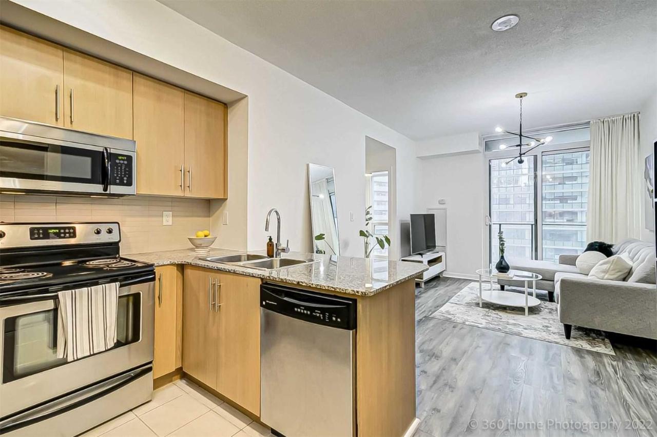 Prime Location - Stunning 2-Bdrm Condo Toronto Exterior foto